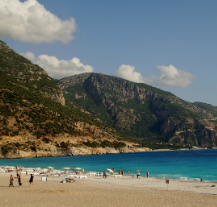 Marmaris to kurort w Turcji, który warto odwiedzić ze względu na plaże, luksusową marinę oraz wzgórza malowniczo porośnięte lasem sosnowym.