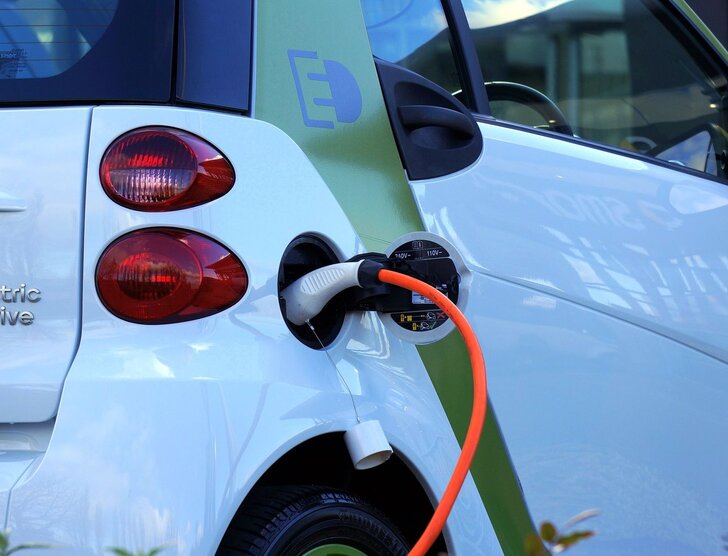 Co dają zielone tablice rejestracyjne?