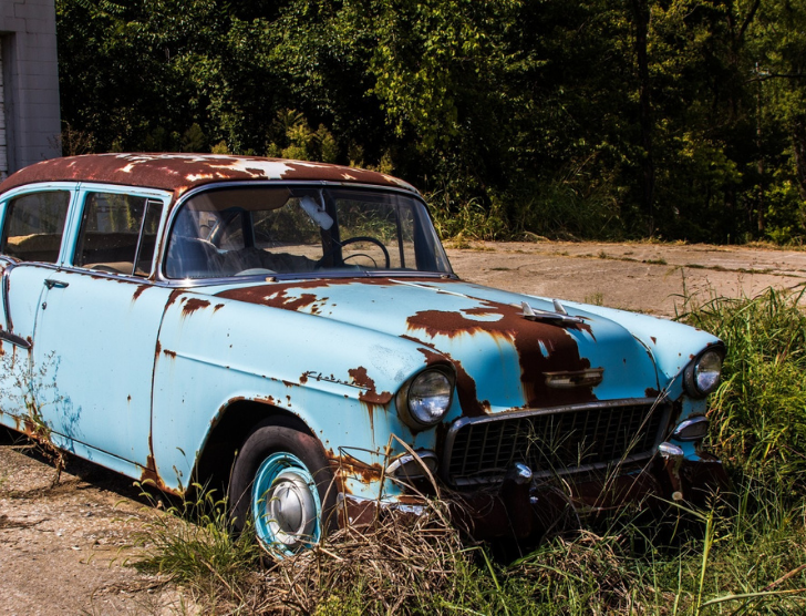 Sprzedaż czy złomowanie auta - ile płacą za stare samochody?