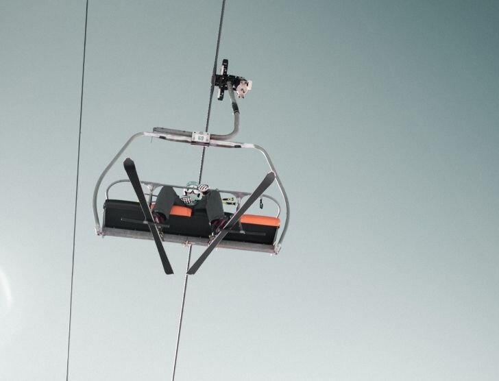 Wypadek na nartach – co robić krok po kroku? Poradnik dla narciarzy