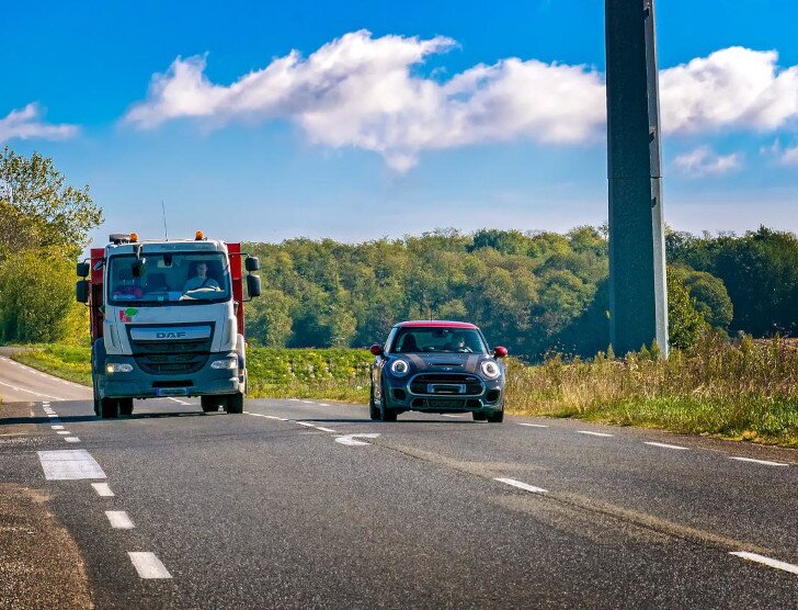 Wymijanie, omijanie i wyprzedzanie – jakie są różnice?