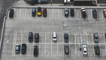 Prawidłowe wymiary miejsca parkingowego — zbiór ważnych informacji