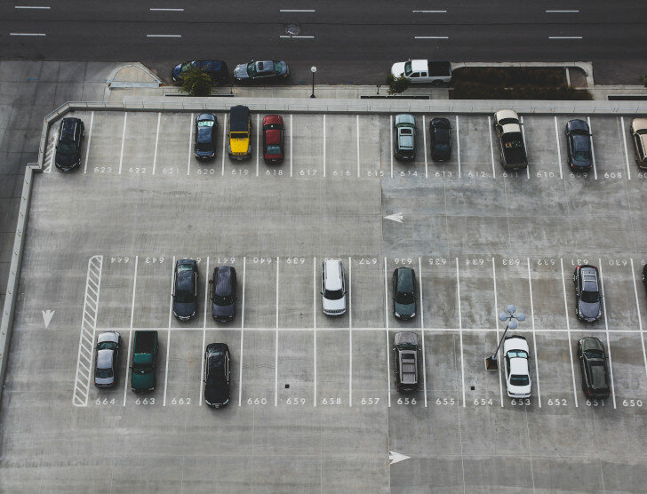 Prawidłowe wymiary miejsca parkingowego — zbiór ważnych informacji