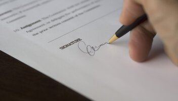 Rozwiązanie umowy zlecenia – jak je przeprowadzić zgodnie z prawem?