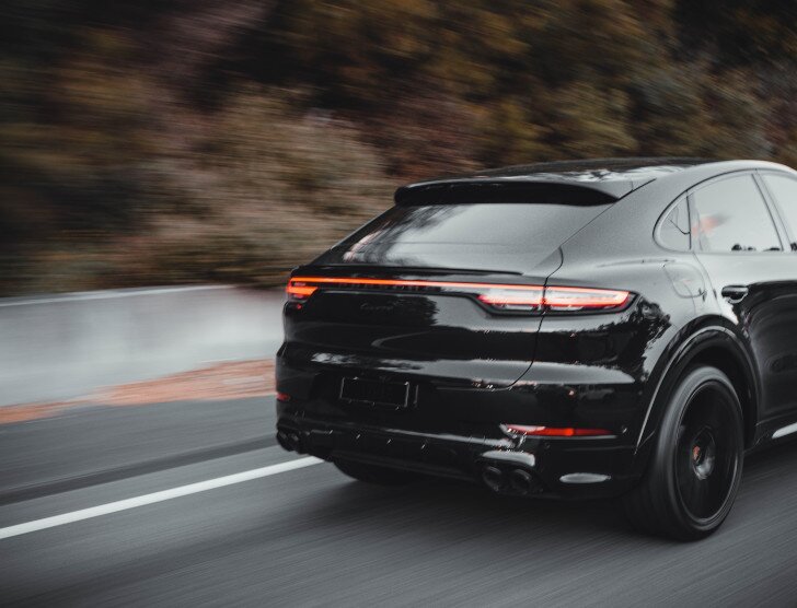 Wyprzedzanie z prawej strony – poznaj najważniejsze zasady!