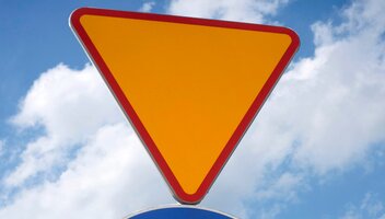 Znak „ustąp pierwszeństwa” – jak wygląda, co oznacza i gdzie się go umieszcza?