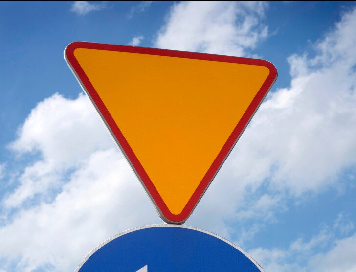 Znak „ustąp pierwszeństwa” – jak wygląda, co oznacza i gdzie się go umieszcza?