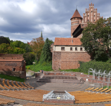 Będąc na Mazurach warto zwiedzić między innymi Giżycko, Frombork i Elbląg.