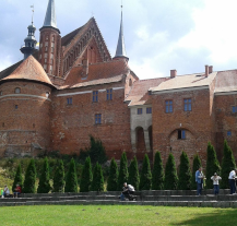 Będąc na Mazurach warto zwiedzić między innymi Giżycko, Frombork i Elbląg.