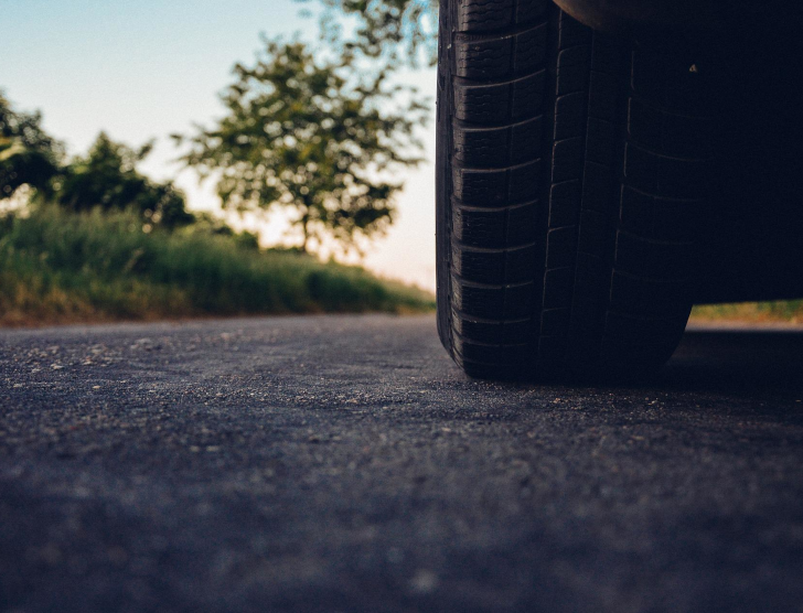 Uszkodzone koło na dziurze w jezdni? Możesz otrzymać odszkodowanie