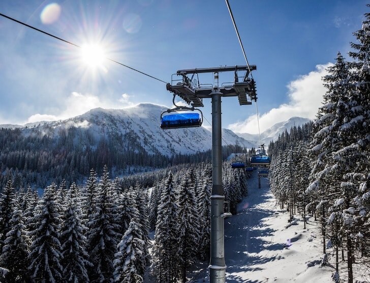 Ile kosztuje wyjazd na narty w Polsce i za granicą?