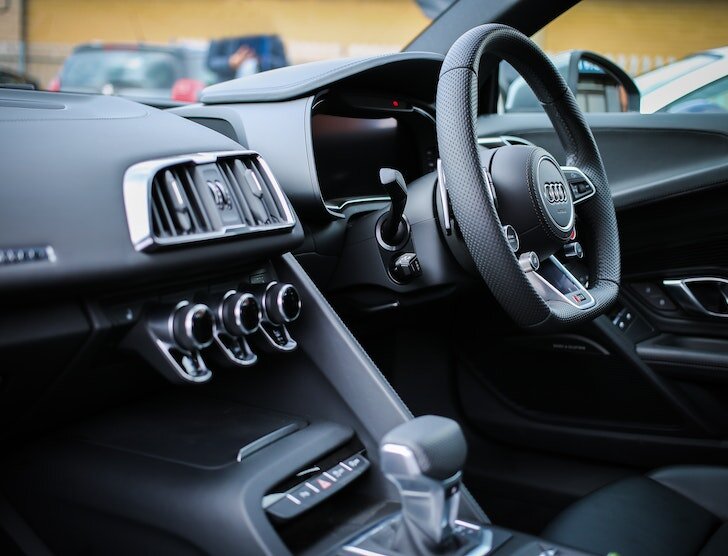 Ubezpieczenie anglika w Polsce – co warto wiedzieć o ubezpieczeniu auta z kierownicą po prawej stronie? 