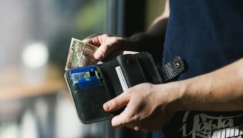 Zgubienie dowodu osobistego za granicą – co zrobić?