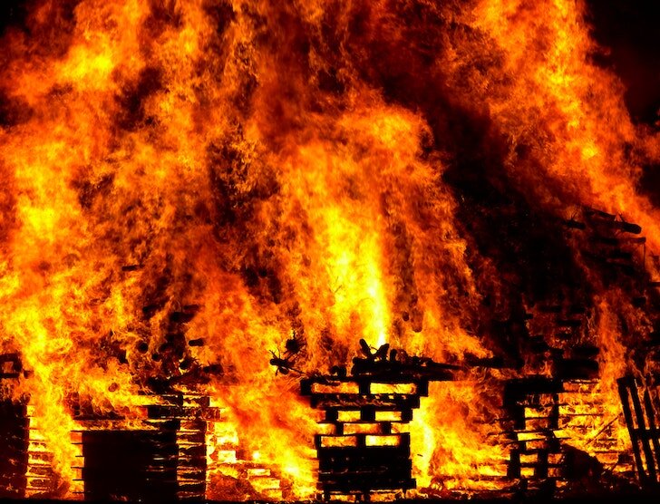 Pożar domu? Zalanie mieszkania? Co zrobić po wystąpieniu szkody?