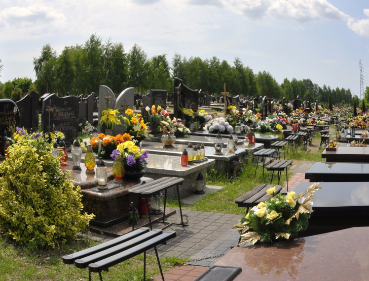 W Święto Zmarłych warto pamiętać o ubezpieczeniu nagrobków, ale i życia
