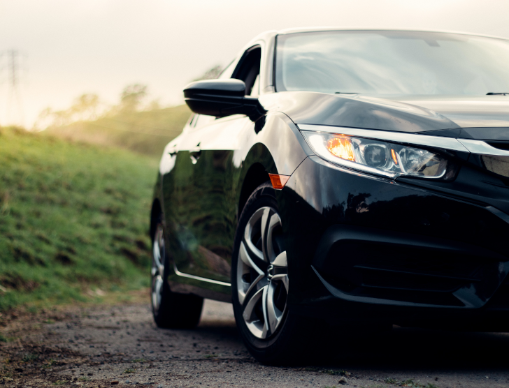 Polisy komunikacyjne - ceny OC pod prąd inflacji. Jest taniej niż w styczniu.