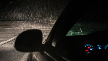 O czym pamiętać, by jazda autem po zmroku była bezpieczna?