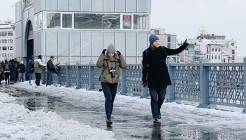 Upadek na śliskim chodniku — kiedy należy się odszkodowanie?