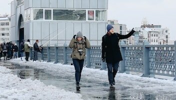 Upadek na śliskim chodniku — kiedy należy się odszkodowanie?