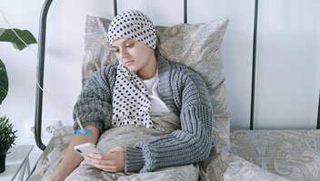 Polisa na wypadek nowotworu — czy warto się ubezpieczyć?
