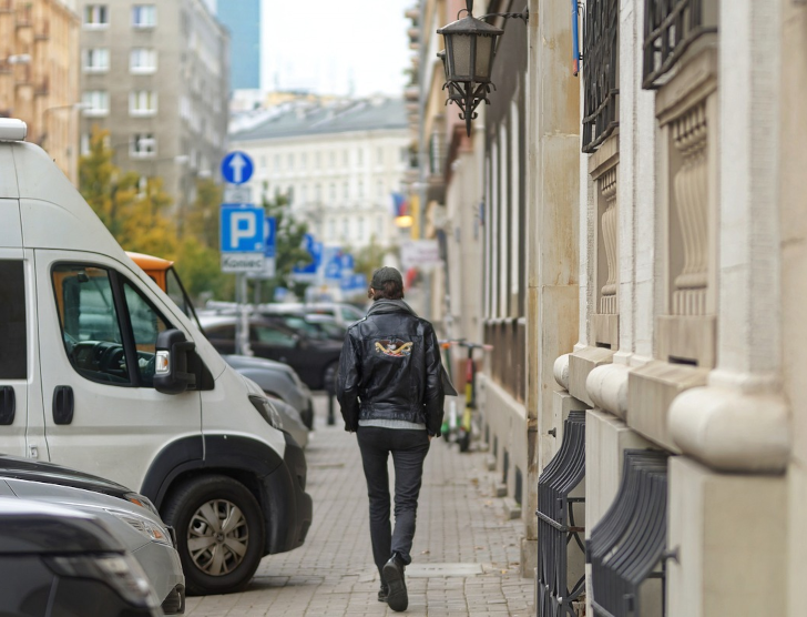 Parkowanie na chodniku w 2024 roku – co mówią przepisy?