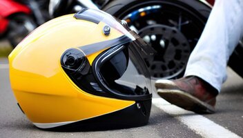 Ochrona motocykla przed upadkiem – jak zabezpieczyć swój pojazd?