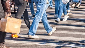 Kiedy pieszy na pasach ma pierwszeństwo i czym są przejścia sugerowane?
