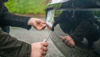 Kradzież tablic rejestracyjnych – odpowiadamy na pytania
