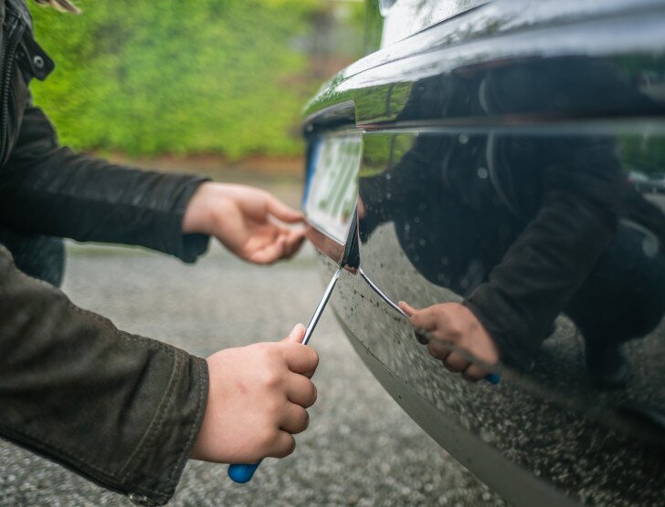 Kradzież tablic rejestracyjnych – odpowiadamy na pytania