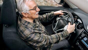 Seniorzy za kierownicą – czy nadchodzą zmiany w przepisach?