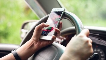 Korzystanie z telefonu podczas jazdy – co grozi kierowcy?