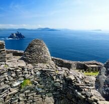 Zdjęcie przedstawia zespół klasztorny na wysepce Skellig Michael.