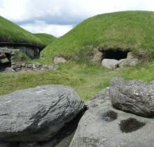 Zdjęcie przedstawia zabytki archeologiczne w Brú na Bóinne.