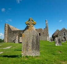 Zdjęcie przedstawia cmentarz w mieście klasztornym Clonmacnoise.