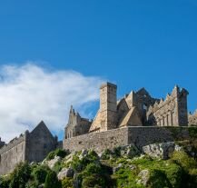 Zdjęcie przedstawia siedzibę królewską Rock of Cashel.