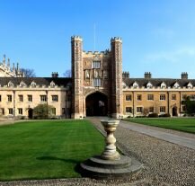 Widoczne na zdjęciu Trinity College to najstarszy uniwersytet w Irlandii.