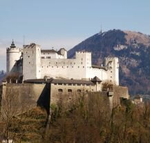 Zdjęcie przedstawia twierdzę Hohensalzburg.