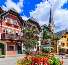 Zdjęcie przedstawia rynek główny w miasteczku Hallstatt.