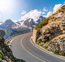 Zdjęcie przedstawia panoramiczną trasę Grossglockner Hochalpenstrasse.