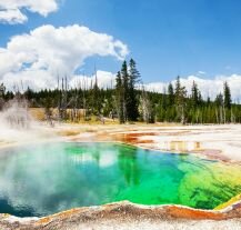 Zdjęcie przedstawia barwne gorące źródło w Parku Narodowym Yellowstone