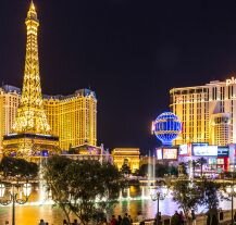 Zdjęcie przedstawia najpopularniejszą na świecie ulicę w Las Vegas, Strip