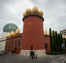 Zdjęcie przedstawia Muzeum Salvadora Dali w Figueres.