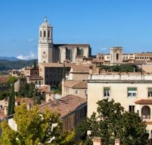 Zdjęcie przedstawia miasto Girona.