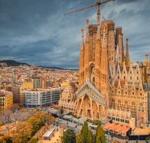 Zdjęcie przedstawia katedrę Sagrada Familia w Barcelonie.