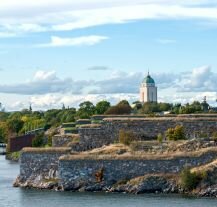 Suomenlinna, zabytkowa twierdza położona w Helsinkach.