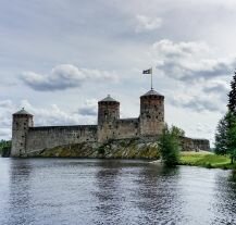 Zamek Olavinlinna, położony w mieście Savonlinna, jest jednym z najpopularniejszych zabytków Finlandii.