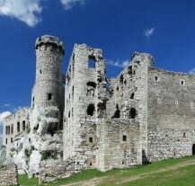 Zdjęcie ruin Zamku w Ogrodzieńcu, popularnej atrakcji turystycznej.