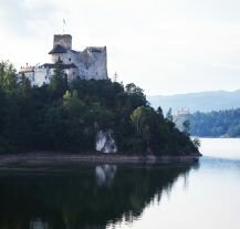 Zamek Dunajec, położony nad Jeziorem Czorsztyńskim