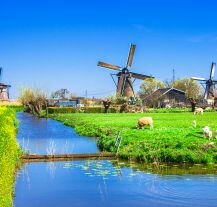 Słynne wiatraki z Kinderdijk, symbol Holandii.