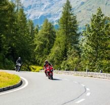 Motocykliści pokonują krętą drogę na Grossglockner